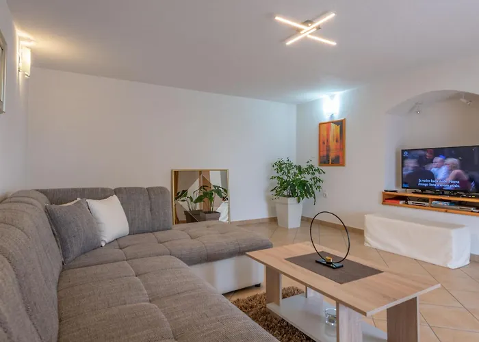 Ana-marija With Pool & Panoramic Nature Views Nedescina