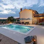 Dom wakacyjny Ana-marija With Pool & Panoramic Nature Views